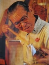 江户川工房的传统工艺师在给竹子点火。(为增强强度把竹素材炭化)