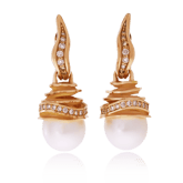 Kreolen mit Einhängern in Rotgold mit Südseeperlen und naturfarbenen Brillanten aus der Himalaja Kollektion der Goldschmiede OBSESSION Zürich und Wetzikon