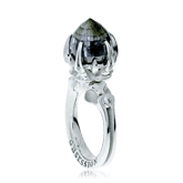 Ringmodel "Gremlin" in Weissgold mit Brillanten und einem schwarzen Diamant vom Kunde. Goldschmiede OBSESSION Zürich und Wetzikon