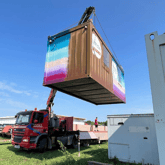 Kirschner & Zechmeister Kran hebt Lakeside Festival Container 