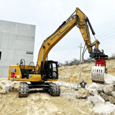 Kirschner & Zechmeister Bagger baut Hangsicherung mit Dolomit Grobschlag Steinen