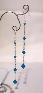 Boucles d'oreille en girandoles de cristal bleu