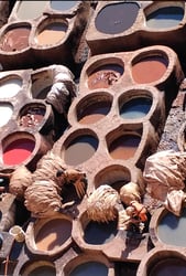 皮に色を染める工場「タンネリ」