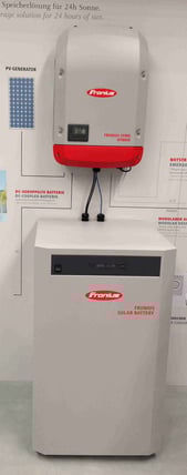 DC Akku Kombi AC Stromspeicher Hybrid Fronius mit Sony Akku 8 Einschüben Produkt der Firma Foto Solarstrom Simon