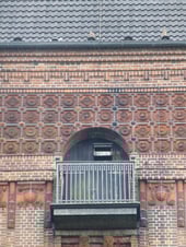 Der Brutkasten an der Nordseite des Kirchturmes, darüber zwei der Jungvögel am Rand des Daches. Zum Vergrößern bitte auf das Bild klicken! Foto: M. Sch.