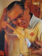 الصورة أدناه: حرفي في إيدوغاوا يقوي الخيزران باستعمال الفحم.