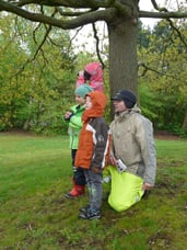 Eine der "Beobachtungsgruppen" bei der "Stunde der Gartenvögel" auf dem Gelände des Familienzentrums Ruthenberg. Foto: Thorben Schmidt.