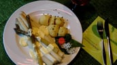 Frischer fränkischer Spargel mit Sauce Hollandaise und Salzkartoffeln