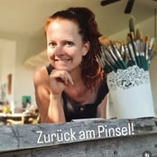 Martina Saur mit Malpinsel