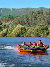 BOIA PUXADA POR LANCHA