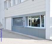 Fitze Dach AG der Dachdecker verwendet für das Einkleiden von Fassaden auch Grossformatplatten. Durch ihre Grösse können schnell grosse Flächen an Fassaden gedeckt werden.