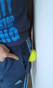 股関節・臀部のテニスボールマッサージ