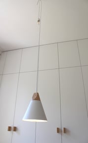 dom Leśna - projekt oświetlenia - w tle autorski projekt uchwytów - projekt wnętrz Kęty