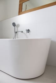 Dom Leśna – łazienka – wanna wolnostojąca i armatura 