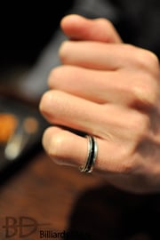 左手のピンキーリングがトレードマーク。最近は付けたり外したり