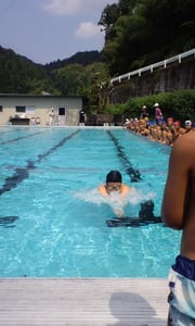 上勝小学校プールで水泳教室をするシドニーオリンピック銅メダリスト源純夏さん（2011.8）