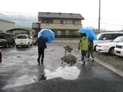 スタッフと利用者を誘い、散歩に出かけるＡさん