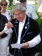 Ruedi bittet die Dirigentin der Wollerauer....