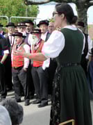 ...Jasmin Brunner den Gesamtchor zu dirigieren