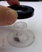 リングマグネットに吸い寄せられて、ハットの中に切り粉（きりこ）がたまります。