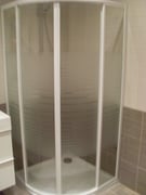 Mampara semicircular de dos hojas correderas