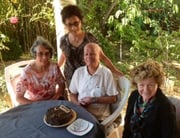 Monsieur Jean-Pierre Richardson entourré de Claire Goyer, de sa fille et de Geneviève Minssen.