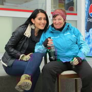 Spontan stellt sie uns zwei Stühle zum Ausruhen hin, als wir an einer neuen Tankstelle (noch nicht in Betrieb) halt machen. Türkische Gastfreundschaft eben!