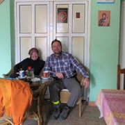 Erste Kaffeepause in Bulgarien (das vergessene Gebiss liegt auf einem anderen Tisch . . .)