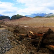Eine Geröll- und Schlammlawine, ausgelöst durch heftigen Regen und einen Gletscherabbruch in einen kleinen Bergsee, hat Teile des Dorfes verwüstet und Häuser unter sich begraben.