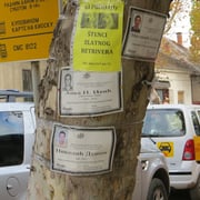 Todesanzeigen findet man überall dort, wo sie sich hinkleben lassen. Für uns eine eher ungewohnte Art der Bekanntmachung.