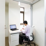 扉あり専用ブースの室内（プライベートオフィスタイプ） ※窓ありタイプ
