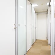 扉あり専用ブースは3部屋ございます。外側から扉を撮影。