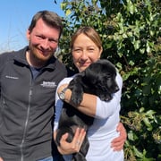 Sandy und Philipp mit Pello Flynn, Rüde grün