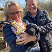 Therese und Hubert mit Peak, Rüde weiss