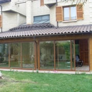 Porche con techo de madera y teja