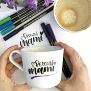 Muttertagsgeschenk mit den Porzellanstiften von Edding beschriftet.