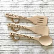 Brandlettering mit einem Brandkolben auf Holzkellen.