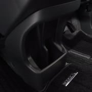 運転席と助手席の間にも収納スペース。