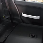 リアシートを片方倒したところ。操作も簡単です。