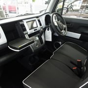 助手席側のインパネボックスはテーブルに。