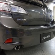 バンパー下部のリフレクター（反射板）がMC前と比べ外側に配置されワイド感が強調されています