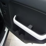 リアドア内側。ペットボトルが2本収納できるリアドアポケット。リアドアハンドルにスリットが入っているので長い物も収納できます。