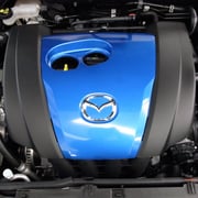 デミオと同様に、専用のエンジンフードが装着されています