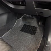 フロントペダル部分 何気にフロアマットのデザインが変更され、耐久性が上がっている事に注目