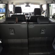 リアハッチを開けたところ。リアシートが左右独立して移動します。