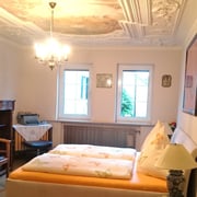 Zimmer mit Stuckdecke