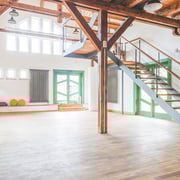 Der lichtdurchflutete große Raum – hier mal luftig leer.