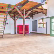 Der lichtdurchflutete große Raum – hier mal luftig leer.