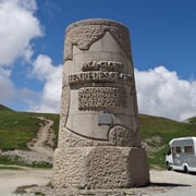 27.07.2014 Denkmal für Gründer der Tour de France auf der Abfahrt vom Galibier