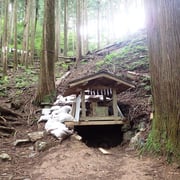 分岐のすぐ上に小さな社があって、そこが真名井の霊泉です。